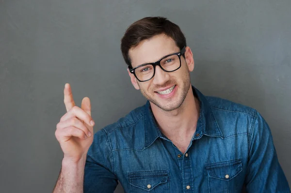 Schöner junger Mann zeigt nach oben — Stockfoto