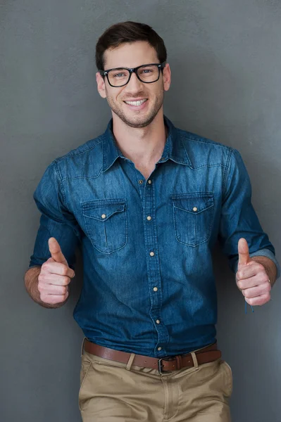 Cheerful man holding thumbs up — Stock fotografie