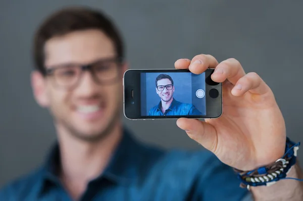 Hombre haciendo selfie por teléfono inteligente — Foto de Stock