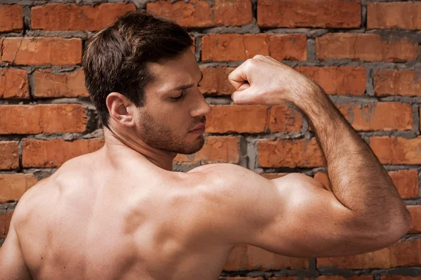 Zelfverzekerde jonge gespierde man — Stockfoto