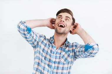 Tişörtlü sürpriz genç adam