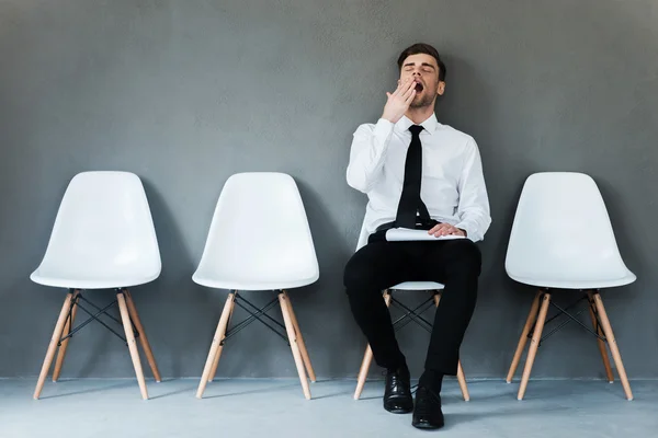 Tired young businessman yawning — Stock Photo, Image