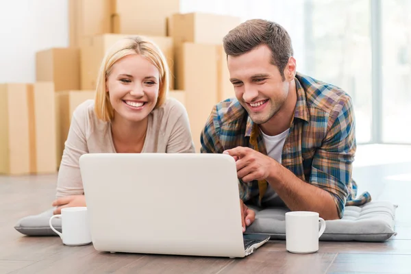 Paar kijken naar laptop — Stockfoto