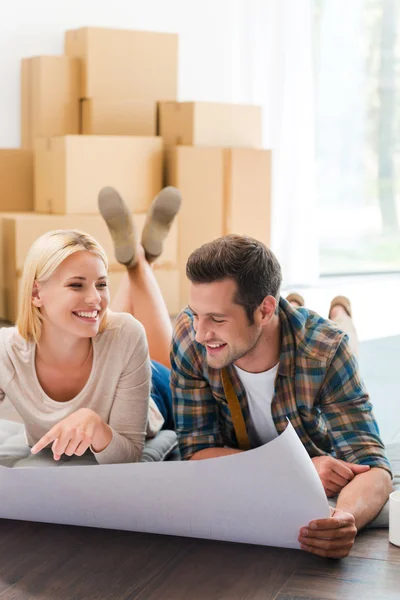 Couple looking through blueprint — Stock Photo, Image