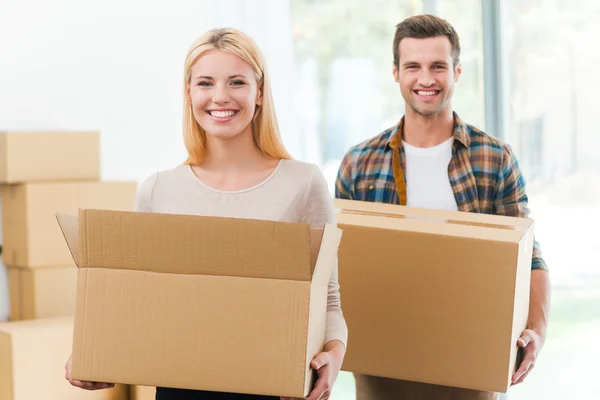 Cheerful couple holding cardboard boxes — ストック写真