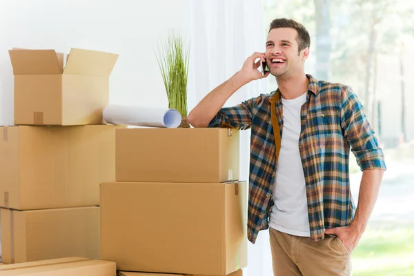 Hombre alegre hablando en el teléfono móvil — Foto de Stock