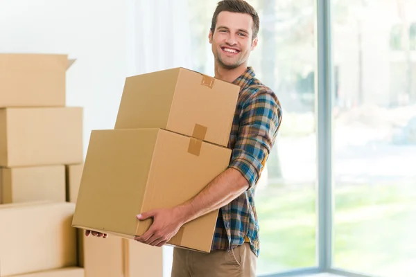 Hombre sosteniendo cajas de cartón — Foto de Stock