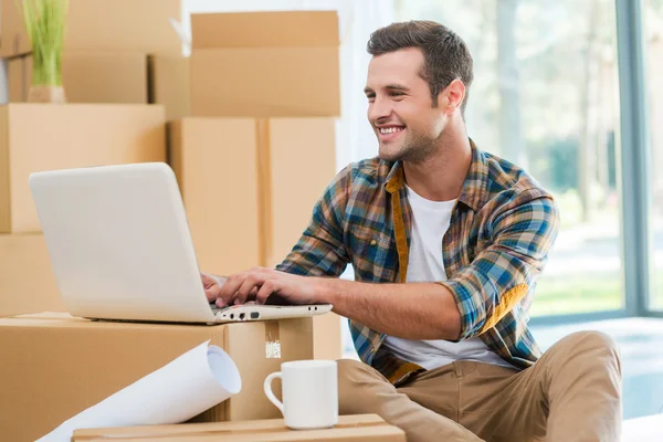 Man sitting on floor and working on laptop — Stock Photo, Image