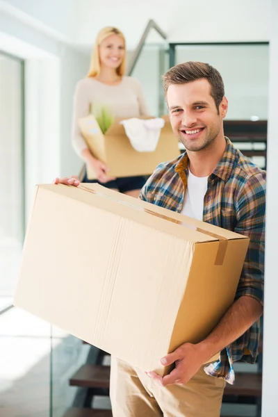 Pareja joven sosteniendo cajas de cartón — Foto de Stock