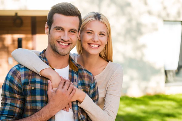 Jeune couple collant les uns aux autres — Photo