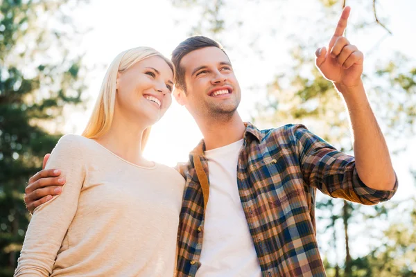 Junges Paar verbindet sich — Stockfoto