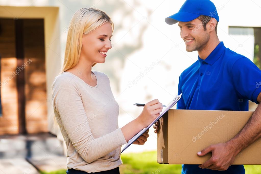 delivery man and woman putting signature in clipboard