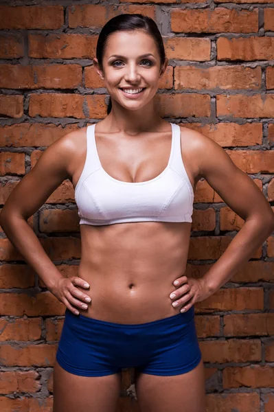 Woman in sports clothing holding hands on hip — Φωτογραφία Αρχείου