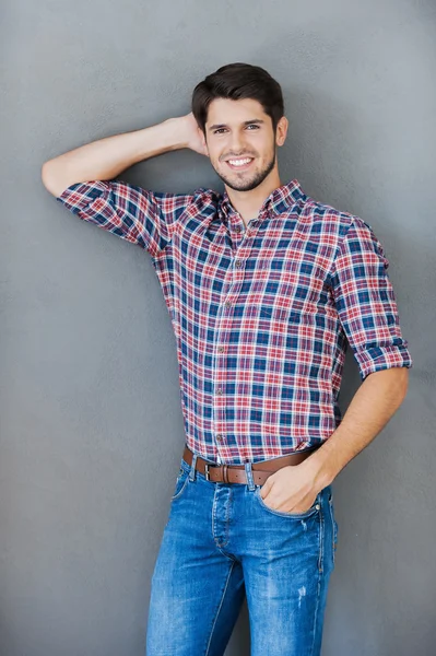 Hombre feliz sosteniendo la mano detrás de la cabeza — Foto de Stock