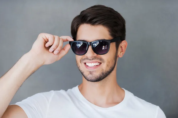 Junger Mann justiert Brille — Stockfoto