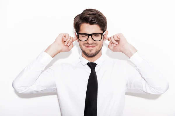 Mann hält Finger in die Ohren — Stockfoto