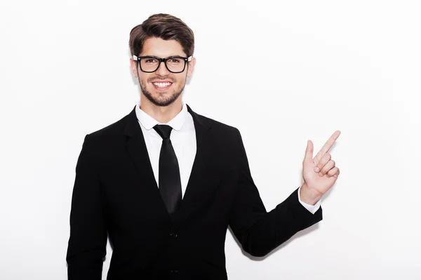 Homem de traje formal apontando para longe — Fotografia de Stock