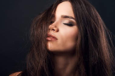 kadının gözleri kapalı tutulması