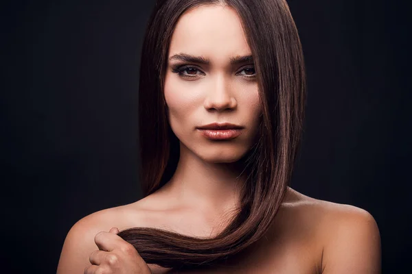 Confident young shirtless woman — Stock Photo, Image