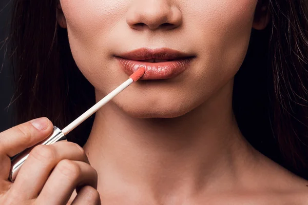 Young woman applying lipstick — Stock Photo, Image