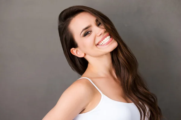 Fröhliche junge Frau lächelt — Stockfoto