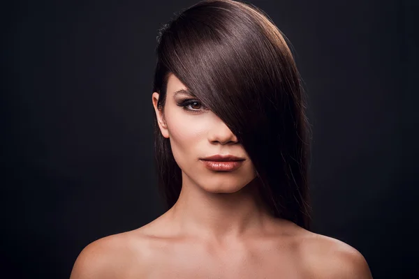 Frau ohne Hemd bedeckt Hälfte des Gesichts durch Haare — Stockfoto