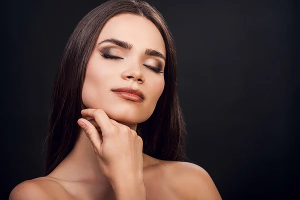 Hemdlose Frau hält Augen zu — Stockfoto