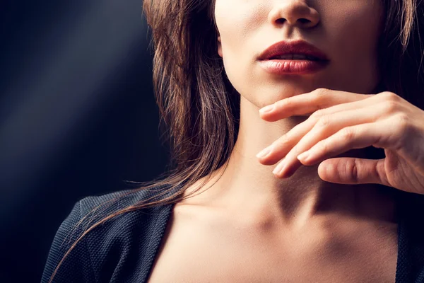 Young woman holding hand near her chin — Φωτογραφία Αρχείου