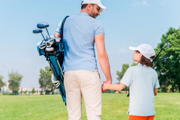 Man and his son on  golf course — 图库照片