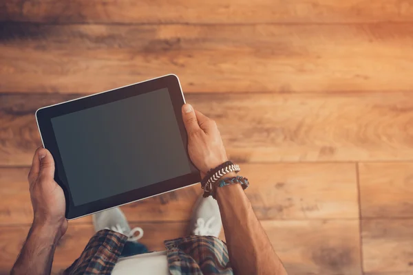 Man som håller digital tablett — Stockfoto