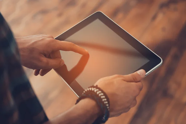 Homem usando tablet digital — Fotografia de Stock