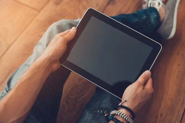 Man som håller digital tablett — Stockfoto