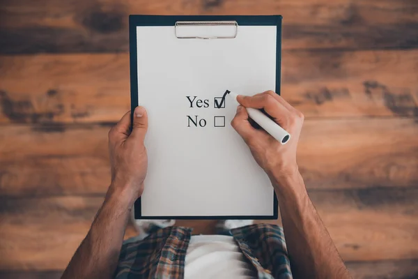 Man making check mark in clipboard — 스톡 사진