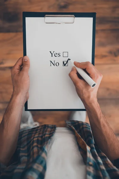 Man making check mark in clipboard — 스톡 사진