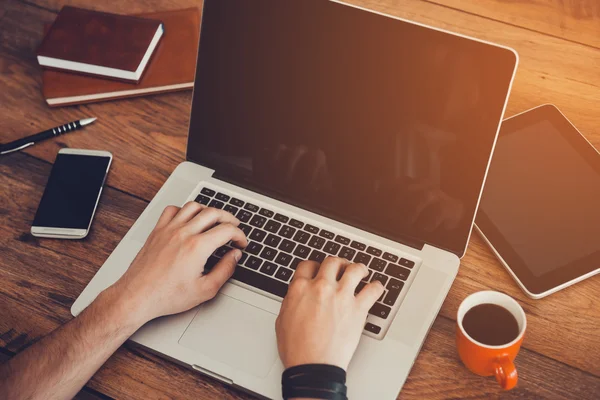 Man working on laptop — Stock Photo, Image