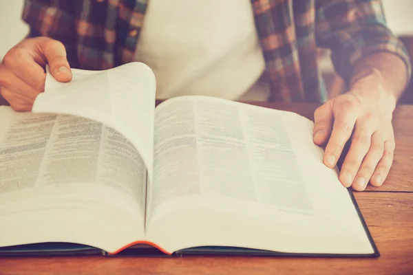 Man turning  page of book — Stock Photo, Image