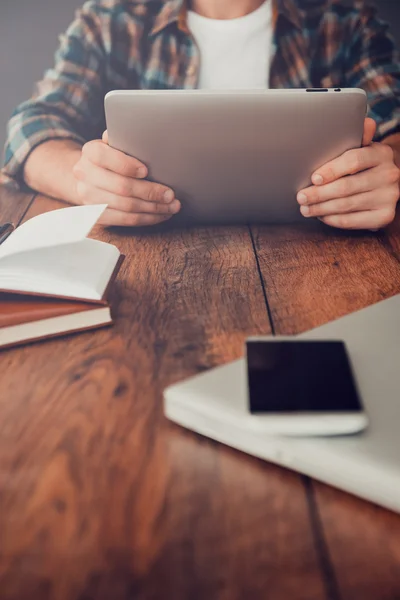 Man met digitale tablet op werkplek — Stockfoto