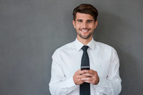 Uomo in camicia foratura cellulare — Foto Stock