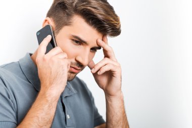 Depresif adam cep telefonu üzerinde konuşurken