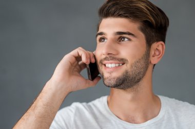 Cep telefonuyla konuşan adam.