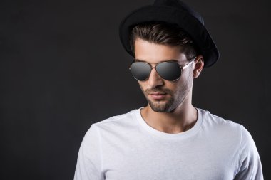 güneş gözlüğü ve fedora genç adam