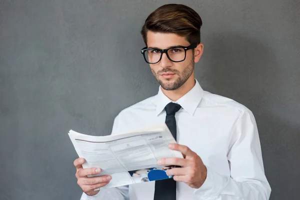 Homem de camisa e gravata segurando jornal — Fotografia de Stock