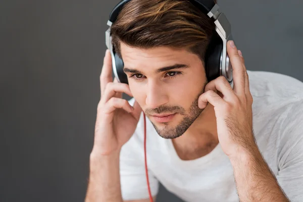 Mannen i hörlurar lyssnar på musik — Stockfoto