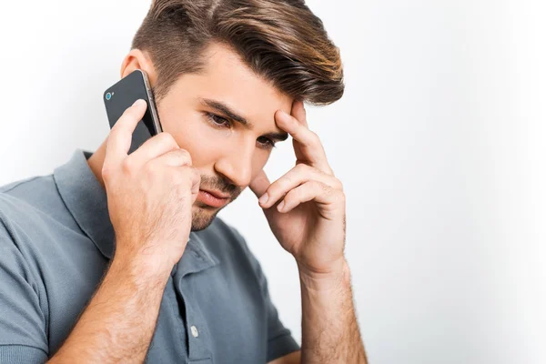 Депрессивный мужчина разговаривает по мобильному телефону — стоковое фото