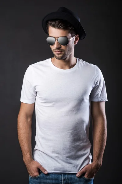 Homme en lunettes de soleil et fedora — Photo