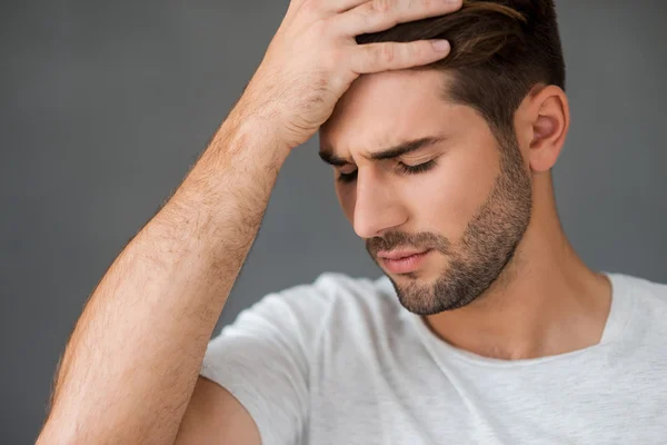 Homme déprimé touchant la tête — Photo