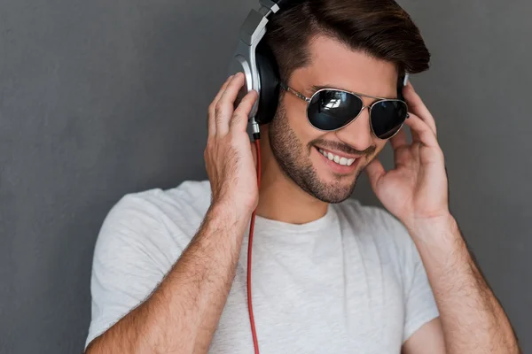 Mannen i hörlurar lyssna på musik — Stockfoto