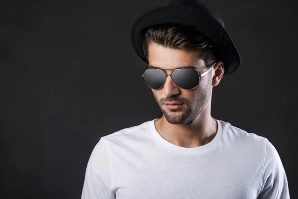 Young man in sunglasses and fedora — Stock Photo, Image