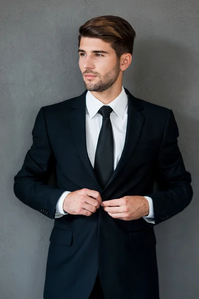 Businessman adjusting his jacket — Stock Photo, Image