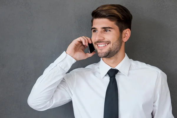 Man in het shirt praten op mobiele telefoon — Stockfoto